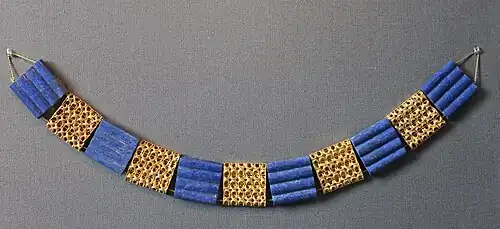 Collier en or et lapis-lazuli provenant d'une tombe d'Assur, XIVe&nbsp;– XIIIe&nbsp;siècle av. J.-C. Pergamon Museum.