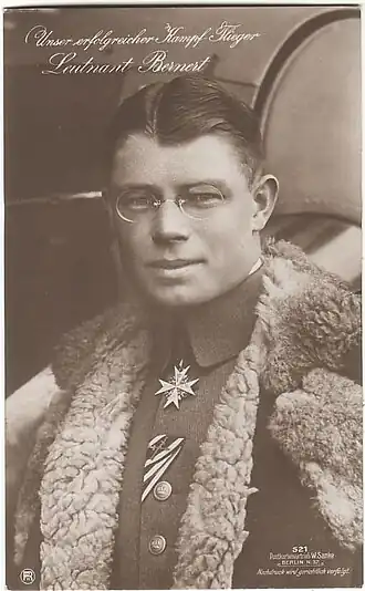 Portrait photo noir et blanc d'un homme en uniforme allemand de la Première Guerre mondiale, avec un manteau de fourrure.