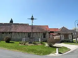 Calvaire et architecture traditionnelle.