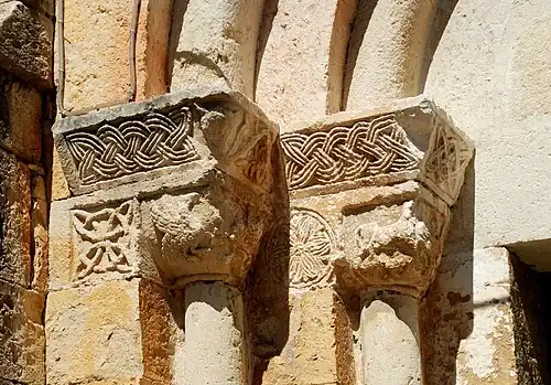 Roue solaire wisigothiqueau portail de l'église Saint-André de Bernis.