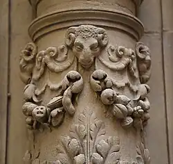 Bernuy : têtes de béliers et guirlandes.