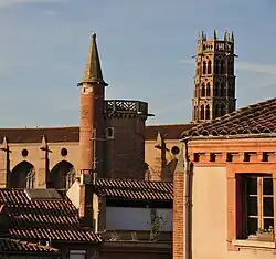 La tour de Bernuy au-dessus des toits.