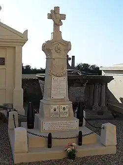 Le monument aux morts près de l'église (sept.&nbsp;2009)