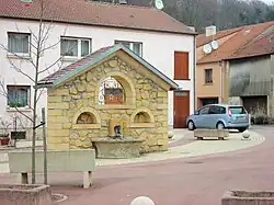 La fontaine de l'ancien lavoir sur la place du village.