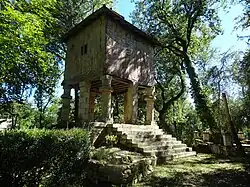 Pigeonnier du château de Besmaux.