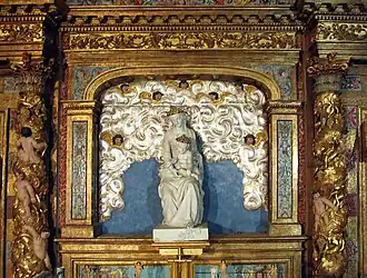 Au centre du retable, une statue de la Vierge à l'Enfant de Bétharram. Œuvre d'Alexandre Renoir (1845).