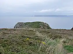 Au loin, le cap de la Chèvre, vu depuis la pointe de Beuzec.
