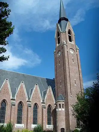 L'église Saint-Pierre, façade sud.