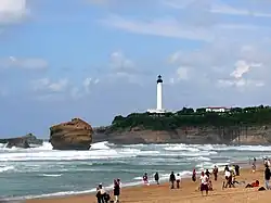 Le phare dominant la pointe Saint-Martin, vu de la grande plage de Biarritz.