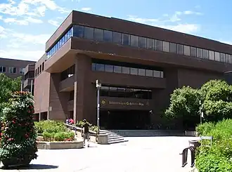 Entrée de la bibliothèque Gabrielle-Roy.