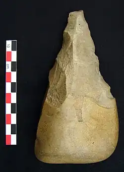 Galet aménagé taillé sur deux faces servant d'outil