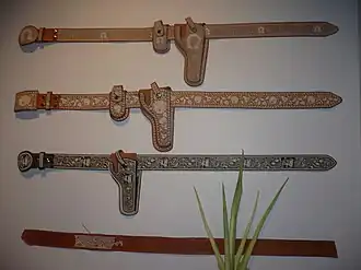 La ceinture de charro est d'art piteado, c'est-à-dire en cuir avec du pita ou de l'istle.