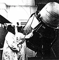 Biosatellite 1 en cours de préparation par les scientifiques de la mission.