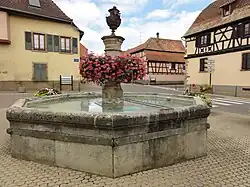 Fontaine aux Anges (XVIIIe),rue du Monseigneur-Frey.