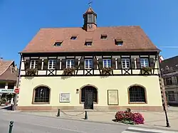 Ancienne mairie dite Laube (1665), place de la Mairie.