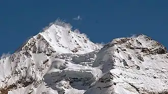 Vue de l'Oeschinenhorn (à droite), et du Blüemlisalp (à gauche).