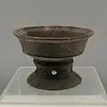 Coupe de type dou à pied ajouré. Terre cuite noire lustrée et lissée, entièrement ou partiellement tournée. Songze semblable à Qujialing final, v. 2700. Musée de Shanghai
