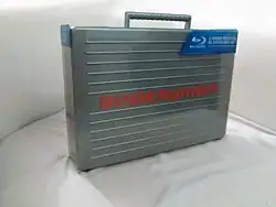 Un homme tenant un pistolet, une femme tenant une cigarette et un paysage urbain.&nbsp;