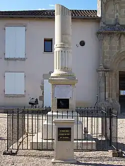 Le monument aux morts devant l'église (juin&nbsp;2009)