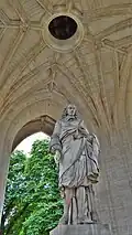 Statue de Blaise Pascal par Jules Cavelier sous la tour.