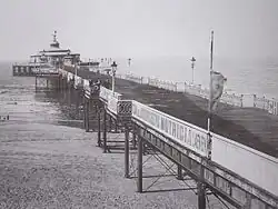 Pier de Blankenberge (Zeedijk, 1894) : première jetée bombardée pendant la Grande Guerre (1915). Au-delà d’une place en demi-cercle qui devait initialement accueillir une piscine d’eau de mer, cette promenade en mer déroulait son large plancher de bois sur pilotis en fonte sur 350 mètres de long, une structure étudiée par l’ingénieur Erich Wyhowski. Bordé de rambardes en fer forgé, entrecoupées d’alcôves offrant des bancs aux promeneurs et d’une placette intermédiaire garnie d’un kiosque, il s’élargissait en large musoir octogonal. L’accès au pavillon en rotonde, coiffé d’un petit dôme, était payant comme en témoignent les guichets placés en amont. Il abritait une salle des fêtes, un café-restaurant, des caves à vin et à bière et une galerie pour pêcheurs. Le Pier connaît un succès immédiat dès son inauguration (180.000 visiteurs, 1894).