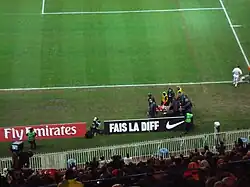 photo prise depuis des gradins d'un joueur sorti sur civière