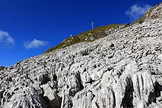 Vue sur les lapiaz sous le sommet du Hängst.
