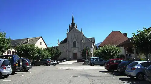 La place et l'église.
