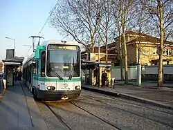 La rame TFS no&nbsp;216 marque l'arrêt à la station Hôpital Avicenne. Le conducteur surveille la montée et la descente des voyageurs à l'aide des rétroviseurs rétractables.