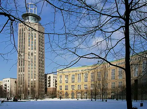 La tour sud et l'arche de Boffil.