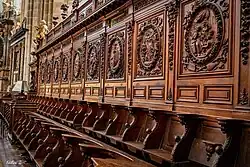 Stalles en noyer sculpté