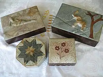 Boîtes décorées en pierre et bois.