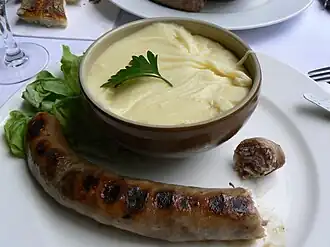 Bol d'aligot et boudin à la viande.
