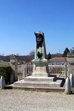 Le monument aux morts devant l'église (avr.&nbsp;2012)