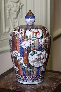 Vase à couvercle en porcelaine d'Imari (Japon, XVIIIe siècle).