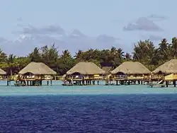 Des fare à Bora-Bora sur pilotis (2007).