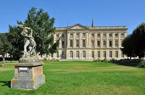 Jardin de la mairie.