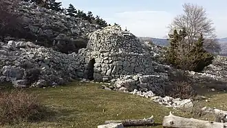 Borie, cabane en pierres sèches servant à abriter les bergers depuis le XIXe siècle. Sur le GR4 entre Grasse et Caussols
