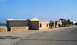 Vue de la façade intérieure du borj ed-Dar ; à gauche, un bout du rempart maritime