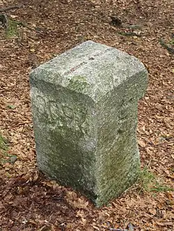 Borne marquant l'ancienne frontière pendant l'occupation allemande de l'Alsace-Lorraine (1871-1918).