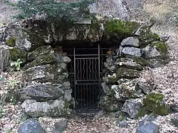 La grotte de la Fontaine de l'ours.