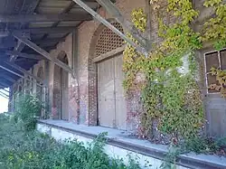 Quai de chargement couvert.