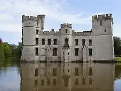 Façade arrière dominant l'étang.