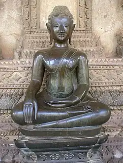 Bhûmisparsha-mudrā (Prise de  la terre à témoin). Vat Phra Kèo de Vientiane.