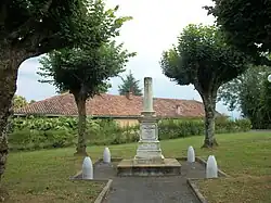 Monument aux morts en marbre blanc