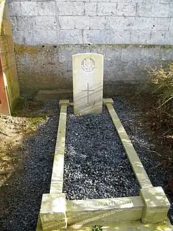 Tombe de soldat britannique dans le cimetière.