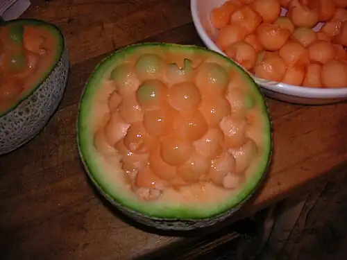 Boules de melon au muscat de Beaumes-de-Venise.