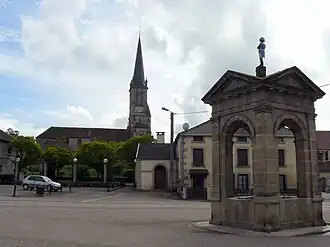 La fontaine Napoléon (1840) et l'église.