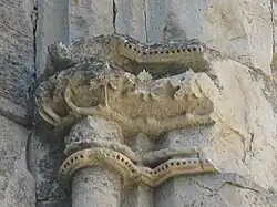 Chapiteau de la nef. Utilisation du trépan pour les trous.