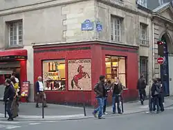 Ancienne boucherie chevaline à l'angle avec la rue du Roi-de-Sicile.